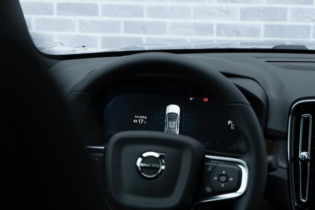 Volvo EC40 Extended Range 82 kWh Plus Black Edition | All Season Banden | Pixel LED Koplampen | 360 Camera | Panoramadak | Adaptive Cruise Control | Stoel-/Stuurverwarming | Harman Kardon Audio | Getint glas | Warmte pomp | LED mistlampen | Google Maps navig