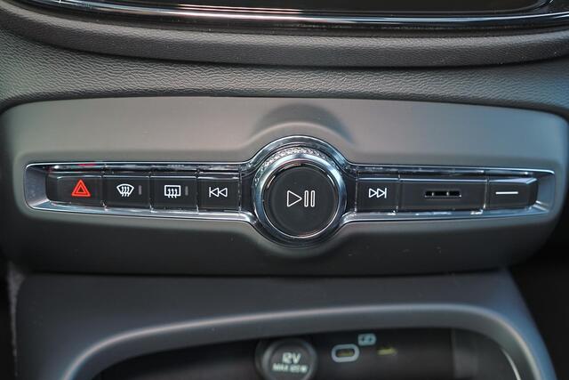 Volvo EC40 Single Motor Extended Range Ultra Black Ed. 82 kWh Intellisafe Assist & Surround - 360º Camera - Harman/Kardon audio - Verwarmde voorstoelen & stuur - Parkeersensoren voor & achter - Elektr. bedienb. voorstoelen met geheugen links - Draadloze tel. lader -