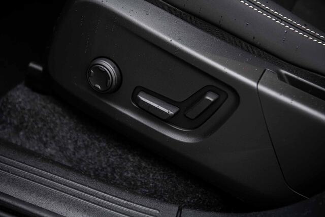 Volvo EC40 Single Motor Extended Range Ultra Europa Black Editon | Panoramadak | Keyless | Harman Kardon Audio | Elektrische Achterklep | 360 camera | Stoel-/Stuurverwarming | Adaptieve Cruise | Getint Glas | Luxe Bekleding |
