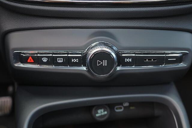 Volvo EC40 Performance Plus 82 kWh - Panoramadak - IntelliSafe Assist & Surround - 360º Camera - Harman/Kardon audio - Verwarmde voorstoelen, stuur & achterbank - Parkeersensoren voor & achter - Elektr. bedienb. voorstoelen met geheugen - Warmtepomp - Extra getint g