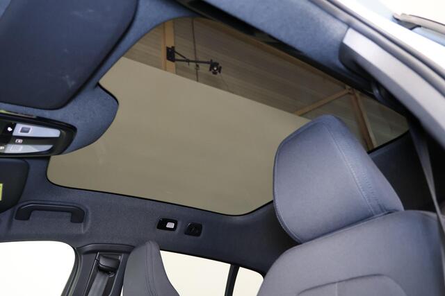 Volvo EC40 Extended Range Core 82 kWh - Panoramadak - IntelliSafe Assist & Surround - 360º Camera - Verwarmde voorstoelen, stuur & achterbank - Parkeersensoren voor & achter - Draadloze tel. lader - Warmtepomp - Extra getint glas - Inklapbare trekhaak - 19' LMV