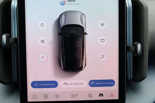 Volvo EX30 Single Motor Extended Range Plus 69 kWh - 20' LMV - Getint glas v.a. B-stijl - Adaptive Cruise Control - Pilot Assist - BLIS dodehoekassistentie - Harman Kardon audio - Keyless Drive - Elektr. bedienbare achterklep - Parkeersensoren voor & achter - Parkee