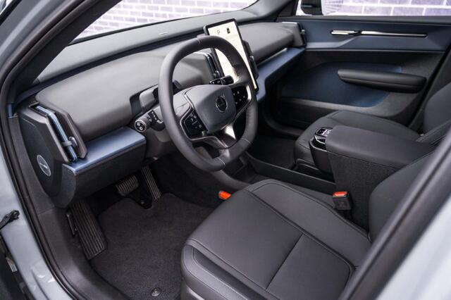 Volvo EX30 Single Motor Extended Range Plus 69 kWh | Google | Longe Range | Harman Kardon Audio | Camera | Keyless | Dodehoekdetectie | Elek. Achterklep | BLIS | Warmtepomp | Adaptieve Cruise | Getint Glas | 19" LM