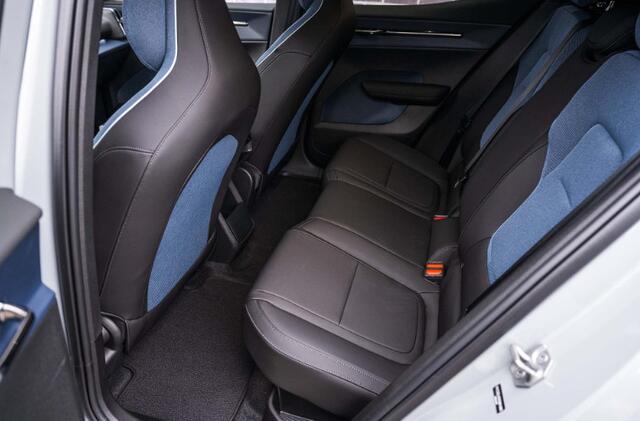 Volvo EX30 Single Motor Extended Range Plus 69 kWh | Google | Longe Range | Harman Kardon Audio | Camera | Keyless | Dodehoekdetectie | Elek. Achterklep | BLIS | Warmtepomp | Adaptieve Cruise | Getint Glas | 19" LM