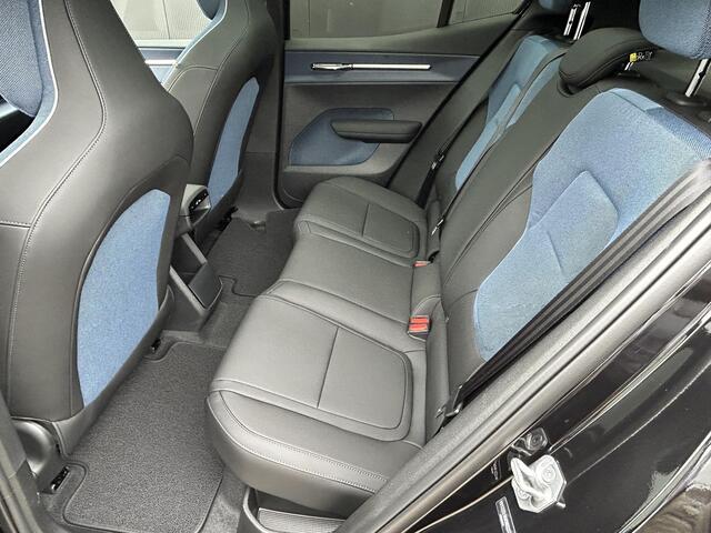 Volvo EX30 Single Motor Extended Range Ultra 69 kWh / Panoramadak / 360 Camera / Harman Kardon / Extra getint Glas / Elektrische Stoelen / Keyless / BLIS /