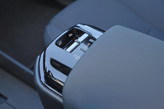 Volvo EX30 Extended Range Plus 69 kWh Adaptive Cruise Control - Climate pack - Parkeercamera achter - Elektrisch bedienbare voorstoelen - Verwarmde voorstoelen & stuur - Parkeersensoren voor & achter - Draadloze tel. lader - Extra getint glas - 20' LMV