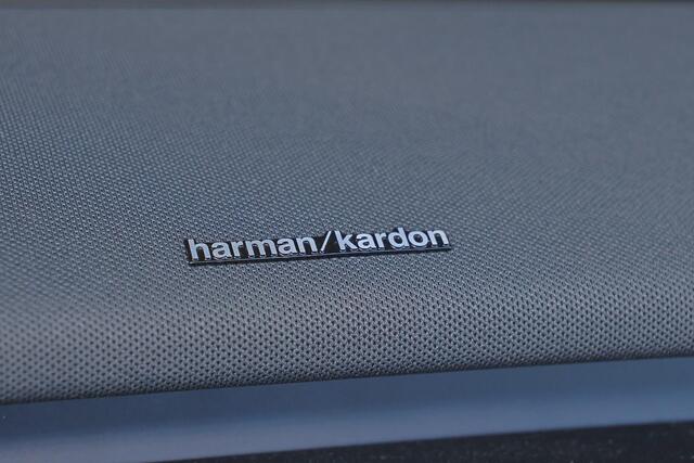 Volvo EX30 Extended Range Plus 69 kWh Adaptive Cruise Control - Climate pack - Parkeercamera achter - Elektrisch bedienbare voorstoelen - Verwarmde voorstoelen & stuur - Parkeersensoren voor & achter - Draadloze tel. lader - Extra getint glas - 20' LMV