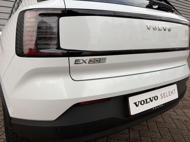 Volvo EX30 Single Motor Extended Range Plus 69 kWh / Pine interieur / Trekhaak / Stoel & stuur verwarming /