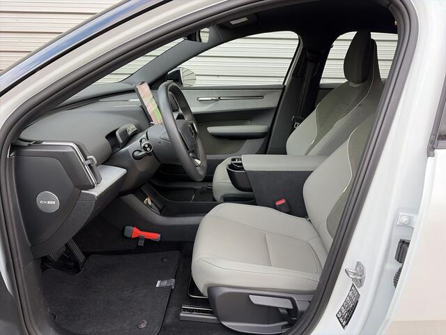 Volvo EX30 Single Motor Extended Range Plus 69 kWh / Pine interieur / Trekhaak / Stoel & stuur verwarming /
