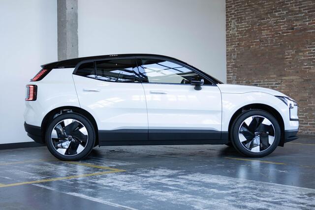 Volvo EX30 Single Motor Extended Range Plus | Incl. Volvo Verlengde garantie | Direct Beschikbaar | Adaptieve Cruise Control | Pilot Assist | Harman/Kardon Audiosysteem | Getint Glas | Parkeersensoren voor en achter | Parkeercamera achter | 19" Lichtmetalen velgen |