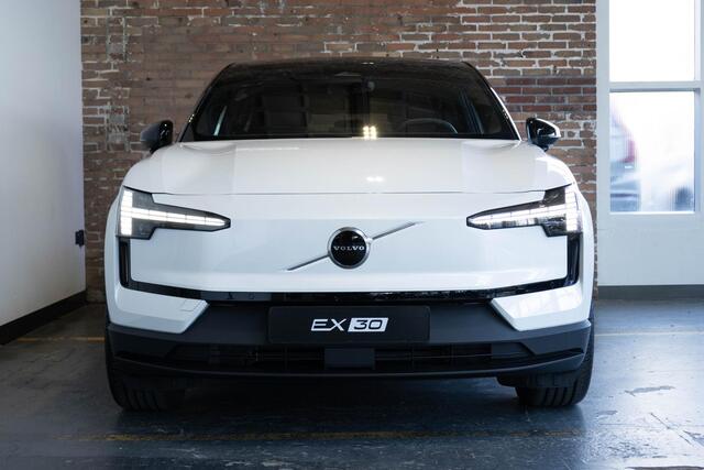 Volvo EX30 Single Motor Extended Range Plus | Incl. Volvo Verlengde garantie | Direct Beschikbaar | Adaptieve Cruise Control | Pilot Assist | Harman/Kardon Audiosysteem | Getint Glas | Parkeersensoren voor en achter | Parkeercamera achter | 19" Lichtmetalen velgen |