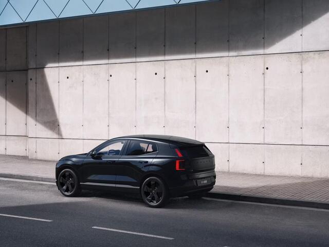 Volvo EX30 Single Motor Ext Range Plus Black Ed Europa 69 kWh / Elek. verstelbare stoelen / Voorstoelen + stuur verwarmd / Harman Kardon / Camera achter / Pilot assist + ACC /