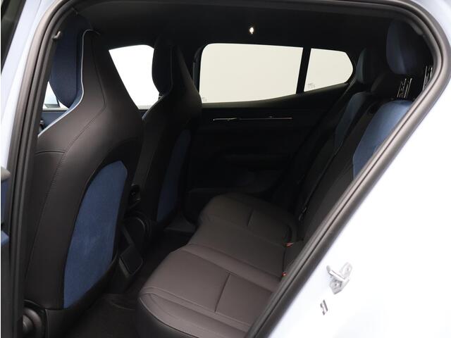 Volvo EX30 Single Motor Core 51 kWh / Stoel- +Stuurwielverwarming / Achteruitrijcamera / Blis / Cruise Control Adaptief / Apple CarPlay & Android Auto