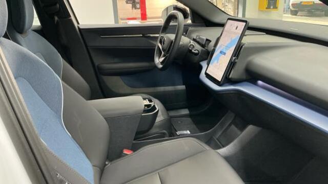 Volvo EX30 Single Motor Extended Range Plus 69 kWh | Adaptieve Cruise Control | Stoel-/Stuurverwarming | Trekhaak | Harman Kardon Audio | Dodehoek Detectie | Warmtepomp |