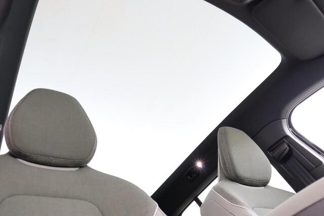 Volvo EX30 CROSS COUNTRY TWIN MOTOR PERFORMANCE ULTRA 69 kWh *DEMO VOORDEEL!* -PANO.DAK|HARMAN/KARDON|PRIVACY.GLAS|360°CAM|POWER-SEATS|AUT.PARKEREN|PINE