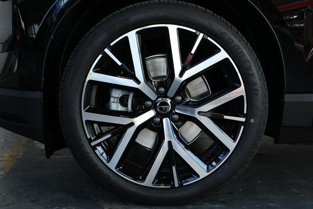 Volvo EX30 Single Motor Extended Range Europa 69 kWh | 20 inch Lichtmetalen velgen | Stoelverwarming | Electrische bedienbare voorstoelen | Google Infotainment | Privacy Glas | Parkeercamera | Parkeersensoren voor + achter | Stuurwielverwarming