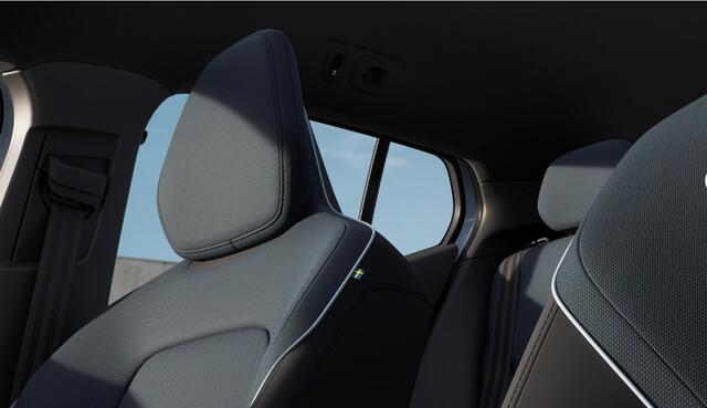 Volvo EX30 Single Motor Extended Range Plus Europa 69 kWh / Elektrische stoelen / Adaptieve cruise control / BLIS / Parkeersensoren met camera / Elektrische achterklep / 20" velgen / Google infotainment / Keyless entry