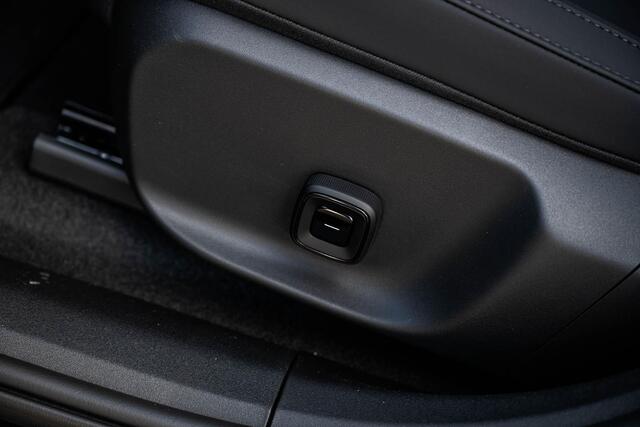 Volvo EX30 P5 Long Range Plus Black Edition Europa 69 kWh | Adaptive Cruise Control | Stoel + Stuurverwarming | elektr. stoelen | camera | Getint Glas | Harman Kardon Audio | BLIS Dodehoek Detectie |