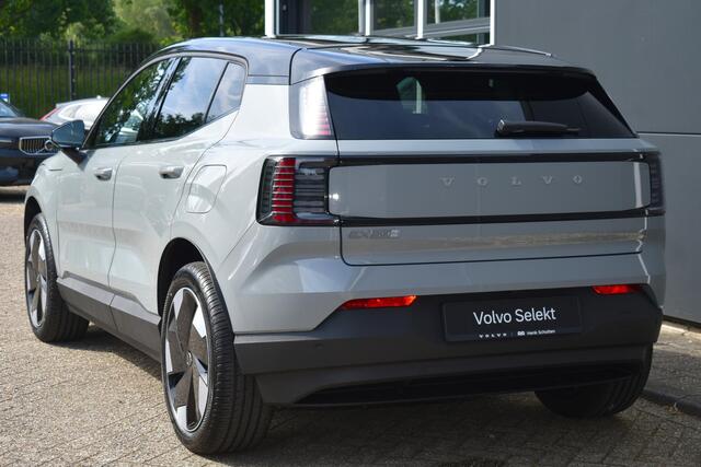 Volvo EX30 Single Motor Ext Range Plus Black Ed Europa 69 kWh | Long Range | Harman Kardon Soundbar | Parkeercamera | Stoel-/Stuurwielverwarming | Elektrisch verstelbare voorstoelen | Keyless | Adaptieve Cruise Control | Google Navigatie | Zwart Dak | Getint Glas a