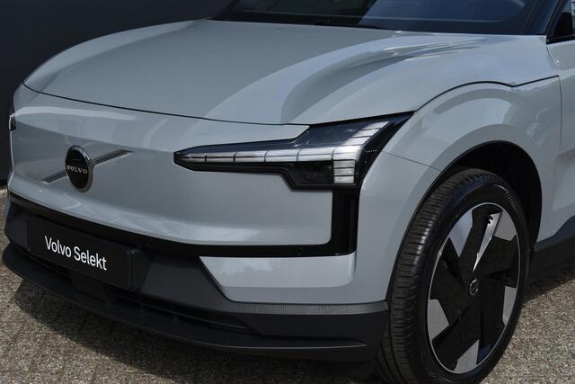 Volvo EX30 Single Motor Ext Range Plus Black Ed Europa 69 kWh | Long Range | Harman Kardon Soundbar | Parkeercamera | Stoel-/Stuurwielverwarming | Elektrisch verstelbare voorstoelen | Keyless | Adaptieve Cruise Control | Google Navigatie | Zwart Dak | Getint Glas a