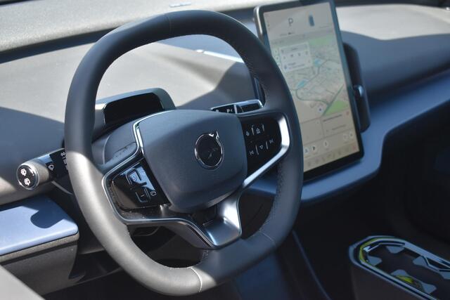 Volvo EX30 Single Motor Ext Range Plus Black Ed Europa 69 kWh | Long Range | Harman Kardon Soundbar | Parkeercamera | Stoel-/Stuurwielverwarming | Elektrisch verstelbare voorstoelen | Keyless | Adaptieve Cruise Control | Google Navigatie | Zwart Dak | Getint Glas a
