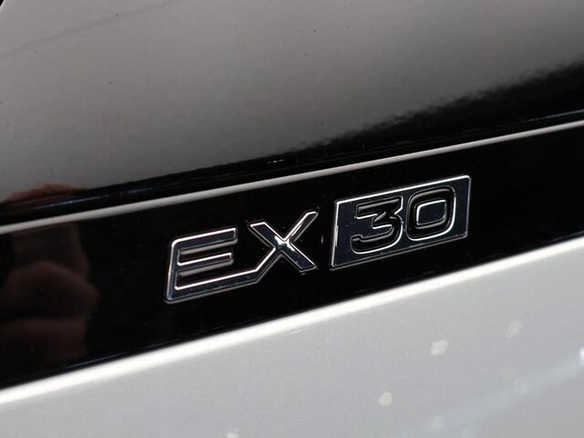 Volvo EX30 Single Motor Plus Automaat / Verwarmde voorstoelen / Verwarmd stuurwiel / Glossy zwart dak / Google Maps Navi