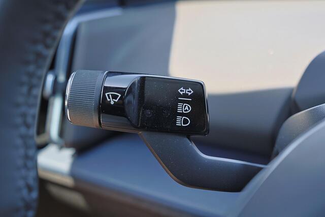 Volvo EX30 Extended Range Plus 69 kWh - Adaptive Cruise Control - Parkeercamera achter - Verwarmde voorstoelen & stuur - Parkeersensoren voor & achter - Navigatie - Extra getint glas - 19' LMV