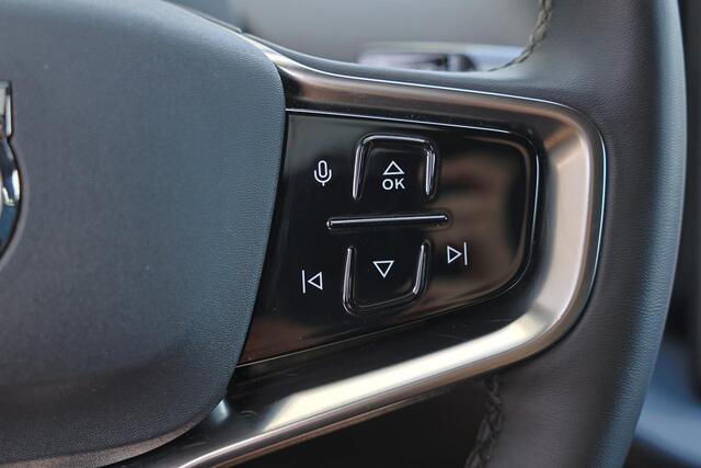 Volvo EX30 Extended Range Plus 69 kWh - Adaptive Cruise Control - Harman/Kardon audio - Parkeercamera achter - Verwarmde voorstoelen & stuur - Parkeersensoren voor & achter - Draadloze tel. lader - Extra getint glas - 19' LMV
