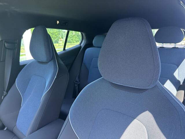 Volvo EX30 Single Motor Plus 51 kWh Automaat, Zwart dak, Stoel- en stuurwielverwarming, Warmtepomp, Metallic lak, Harman Kardon audio, Climate control, Driver assist, Pilot assist, BLIS