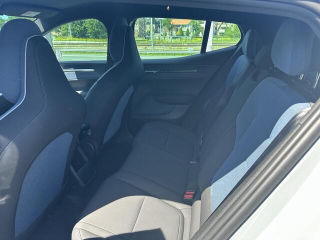 Volvo EX30 Single Motor Plus 51 kWh Automaat, Zwart dak, Stoel- en stuurwielverwarming, Warmtepomp, Metallic lak, Harman Kardon audio, Climate control, Driver assist, Pilot assist, BLIS