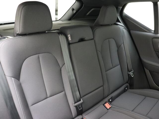 Volvo EX40 Extended Range Plus 82 kWh / Stoel /- en stuurverwarming / Warmtepomp / Extra getint glas / Zwart dak /