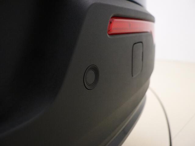 Volvo EX40 Extended Range Plus 82 kWh / NIEUW / DIRECT LEVERBAAR / GETINT GLAS / ALL SEASON BANDEN / ZWART DAK /