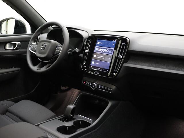 Volvo EX40 Extended Range Plus 82 kWh / NIEUW / DIRECT LEVERBAAR / GETINT GLAS / ALL SEASON BANDEN / ZWART DAK /