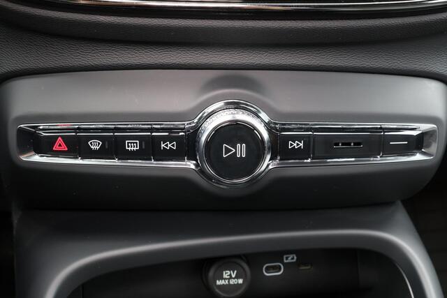 Volvo EX40 Extended Range Ultra 82 kWh - Panorama/schuifdak - IntelliSafe Assist & Surround - 360º Camera - Harman/Kardon audio - Verwarmde voorstoelen, stuur & achterbank - Parkeersensoren voor & achter - Elektr. bedienb. voorstoelen met geheugen links - Draadloze