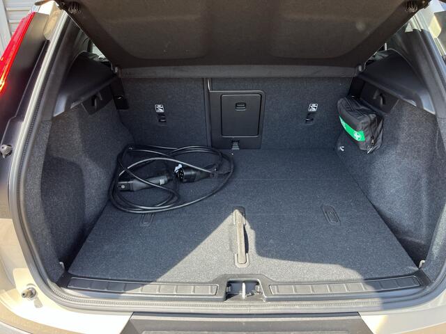 Volvo EX40 Single Motor Extended Range Plus 82 kWh / Sand Dune Metallic / Dawn bekleding / Black Sheep pakket /