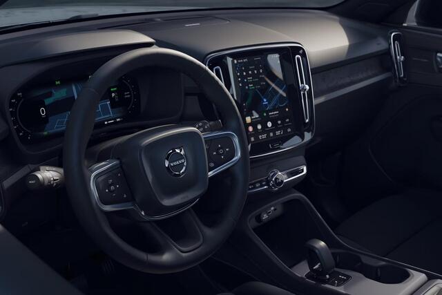 Volvo EX40 Single Motor Extended Range Plus 82 kWh Intellisafe climate line zwart dak All weather banden