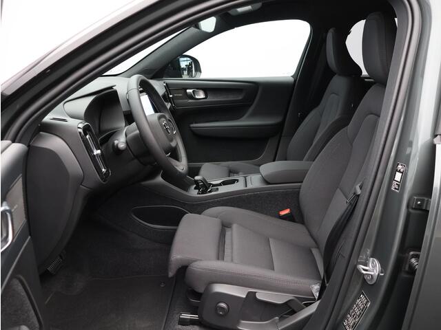 Volvo EX40 Single Motor Extended Range Plus 82 kWh / Stoel en stuurverwarming / Parkeercamera achter / BLIS / Pilot Assist / All Season banden / Extra getint glas achter /