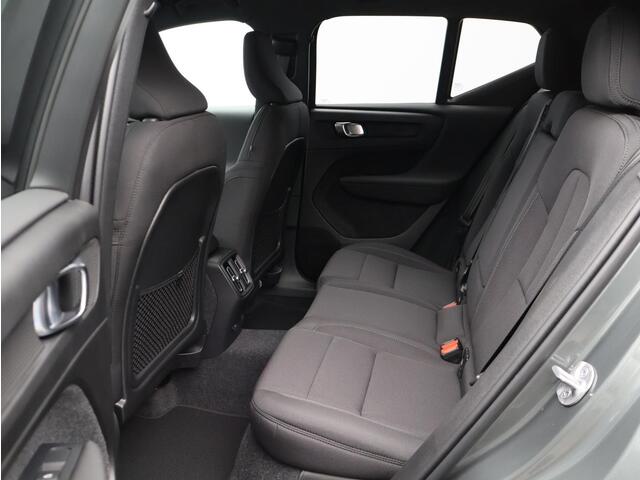 Volvo EX40 Single Motor Extended Range Plus 82 kWh / Stoel en stuurverwarming / Parkeercamera achter / BLIS / Pilot Assist / All Season banden / Extra getint glas achter /