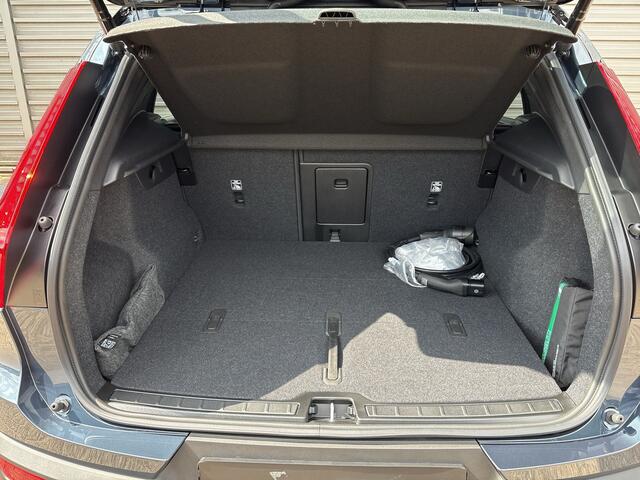 Volvo EX40 Single Motor Extended Range Ultra Black Ed. 82 kWh / 20" Dark Velgen / Achterbank verwarmd / Donker getinte ramen /