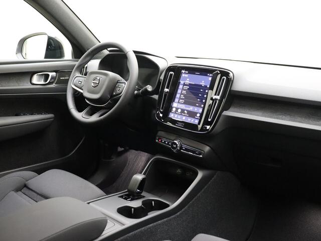 Volvo EX40 Extended Range Plus 82 kWh / Harman en Kardon audio / Stoel/- en stuurverwarming / Elektrische achterklep / Camera /