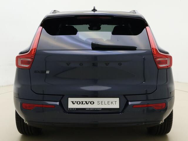 Volvo EX40 Extended Range Ultra Black Edition / Bumperdelen in exterieurkleur / Verlaagd / Zijprofielen / Dakspoiler / Harman en Kardon audio / Panorama dak / Stoel/- en stuurverarming /