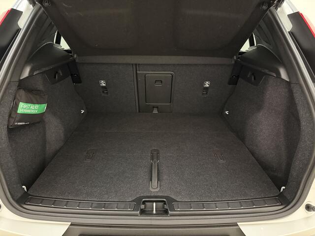 Volvo EX40 Extended Range Ultra 82 kWh / Nubuck / All Season banden / Parelmoer kleur / Panoramadak / Elektr. Stoelen / Harman&Kardon / 360 Camera / Stoel + Stuurw. Verwarming / ACC / BLIS /