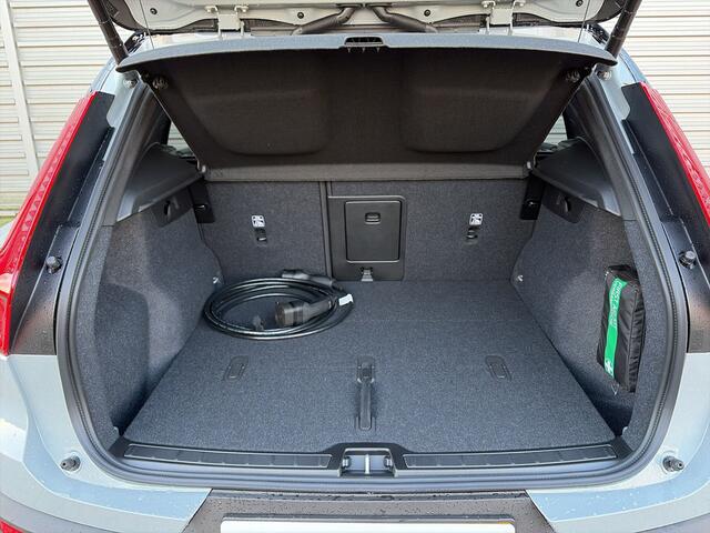 Volvo EX40 Single Motor Extended Range Ultra Black Ed. 82 kWh / panoramadak / Rondomzichtcamera / Harman/Kardon / Stuur- en stoelverwarming /