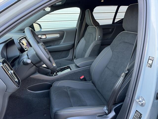 Volvo EX40 Single Motor Extended Range Ultra Black Ed. 82 kWh / panoramadak / Rondomzichtcamera / Harman/Kardon / Stuur- en stoelverwarming /