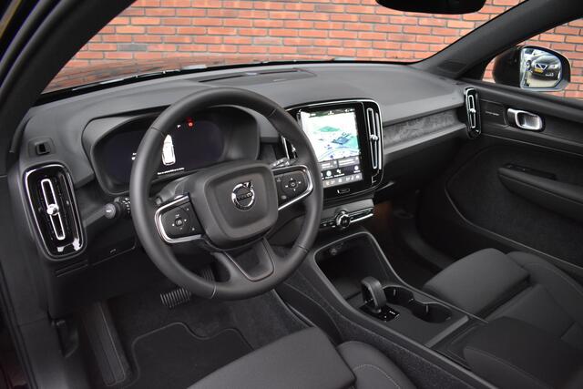 Volvo EX40 Extended Range 252PK Plus Black Edition 82 kWh | Harman/Kardon | Getint glas achter |