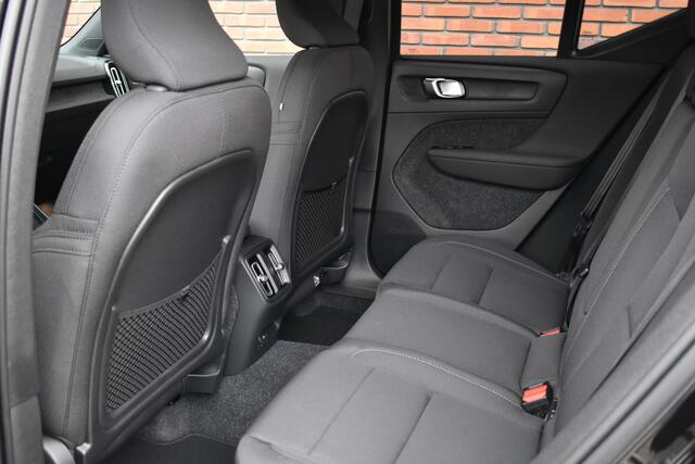 Volvo EX40 Extended Range 252PK Plus Black Edition 82 kWh | Harman/Kardon | Getint glas achter |