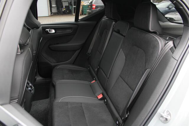 Volvo EX40 Single Moto ER Plus 82 kWh | Direct leverbaar | Lounge Pakket | 360 graden camera | Zwart Dak