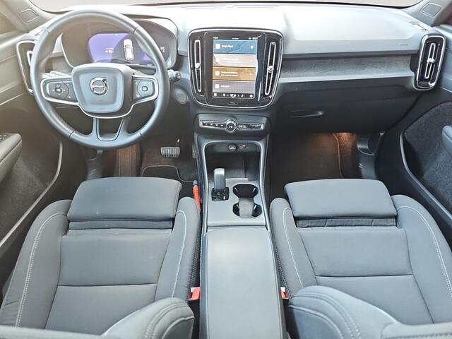 Volvo EX40 Single Motor Extended Range Plus 82 kWh | Trekhaak | Stoelverwarming | All-season banden | Pilot Assist |