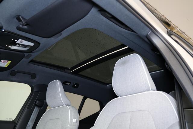 Volvo EX40 Performance Ultra 82 kWh - Panorama/schuifdak - IntelliSafe Assist & Surround - 360º Camera - Harman/Kardon audio - Verwarmde voorstoelen, stuur & achterbank - Parkeersensoren voor & achter - Elektr. bedienb. voorstoelen met geheugen links - Draadloze tel