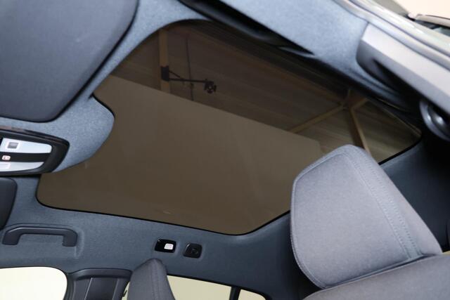 Volvo EX40 Single Motor Extended Range Ultra Black Ed. 82 kWh - Panoramadak - IntelliSafe Assist & Surround - 360º Camera - Harman/Kardon audio - Verwarmde voorstoelen & stuur - Parkeersensoren voor & achter - Elektr. bedienb. voorstoelen met geheugen links - Draadl